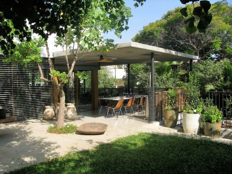 krásna veranda, baldachýn, jedálenský kút, rastliny, črepníky, stromy