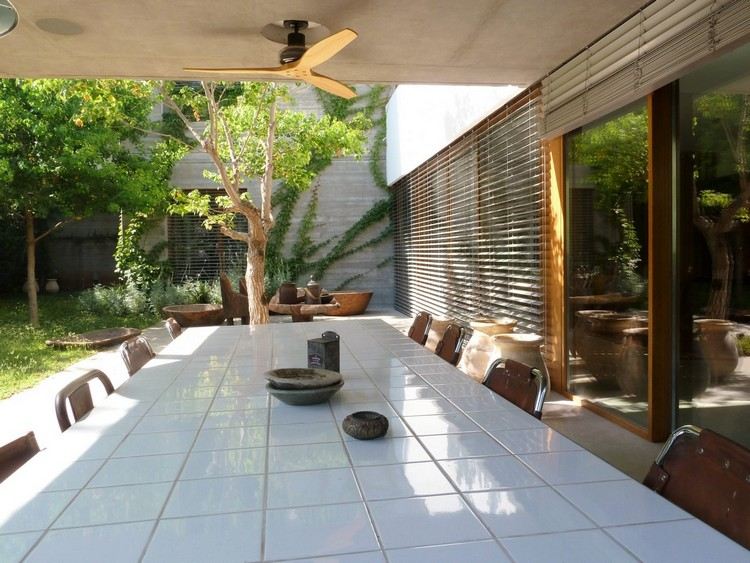 zariadená veranda s dlhým jedálenským stolom