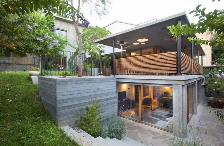 betónové steny mimo domu na svahu veranda zastrešenie betón