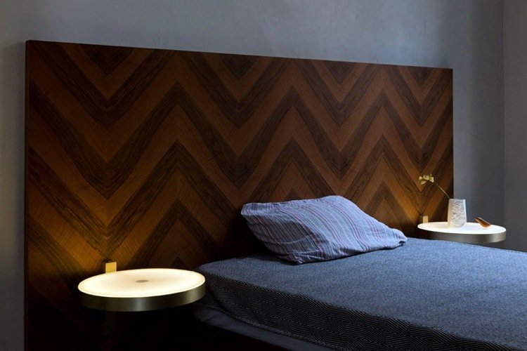 Posteľ so vstavanými policami na oboch stranách čela postele Posteľ s poličkou, úložným priestorom, úložným priestorom a nočnou lampou