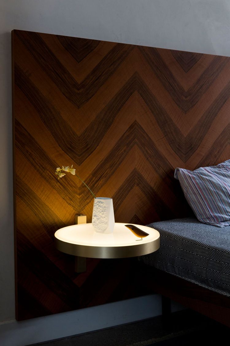 Posteľ s poličkami a harmonickým osvetlením - satelitný nočný stolík Posteľ s poličkou-úložný priestor-polička-lampa-drevo-nočný stolík-integrovaná