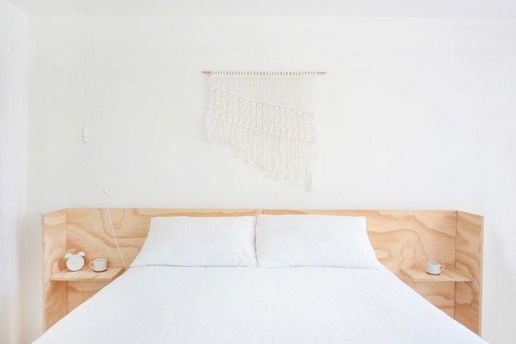 Posteľ s policou z preglejky ako kompletná konštrukcia čela postele Posteľ s poličkou, úložným priestorom, úložným priestorom a preglejkou