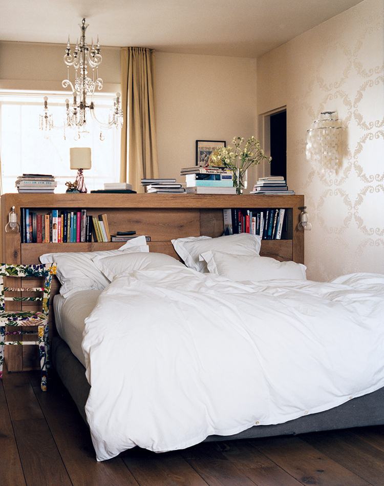 praktická a funkčná - posteľ s policovou nadstavbou ako rozdeľovač miestností polica-policka-ulozenie-ulozenie-drevo-priecky-knihy-shabby-chic
