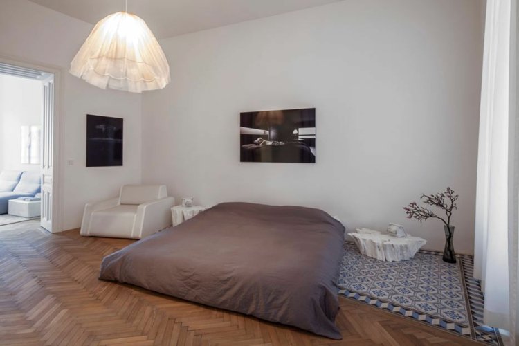 vzor postele-čelo-matrac-podlaha-parkety-rybia kosť