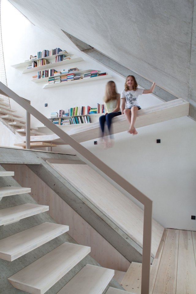 Interiérový dizajn dve deti poskytujú deťom zábavu