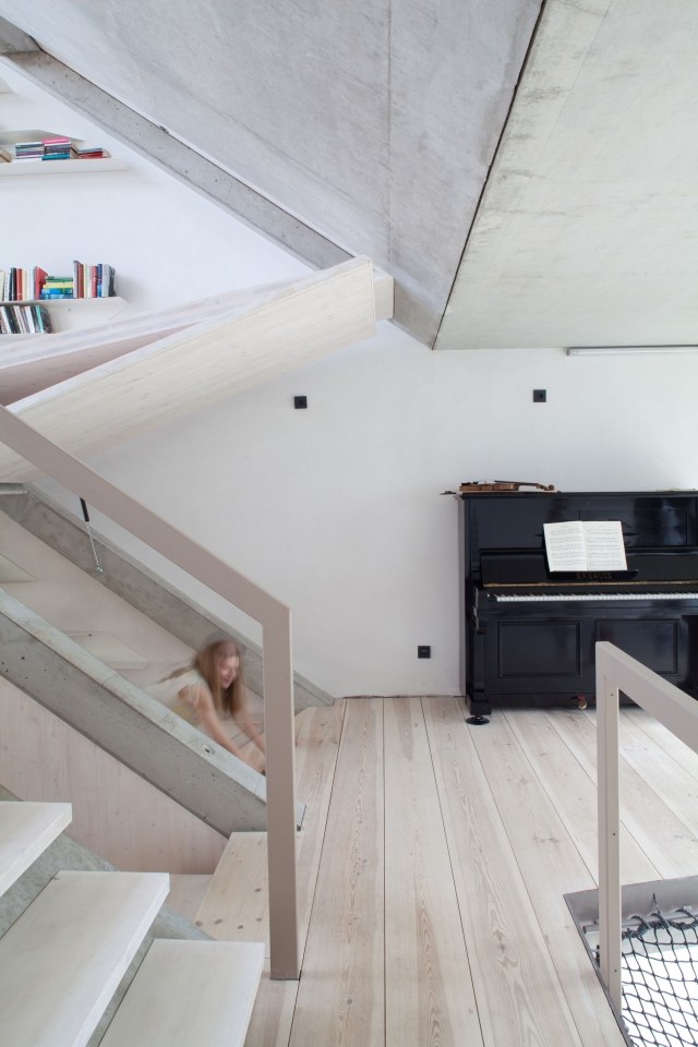 Interiérové ​​knihy žena na klavírnej platforme hrajte pokojne