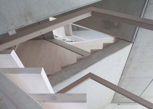 Dizajnové usporiadanie zaujímavých cik -cak štruktúrovaných drevených panelov