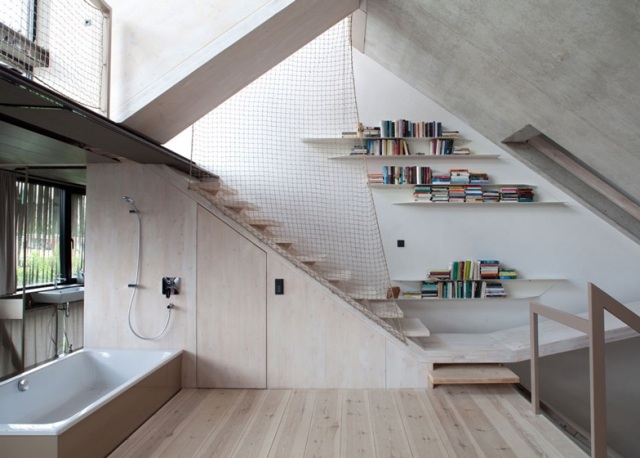 Vnútorný dizajn vaňa drevená podlaha borovicová oceľ