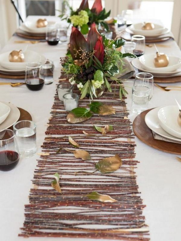 Aranžmán na stôl inšpirovaný bežcom lesných stolov pre jesennú atmosféru aranžér stola-téma-dekorácia-les-opadané-listy-bežec na stôl