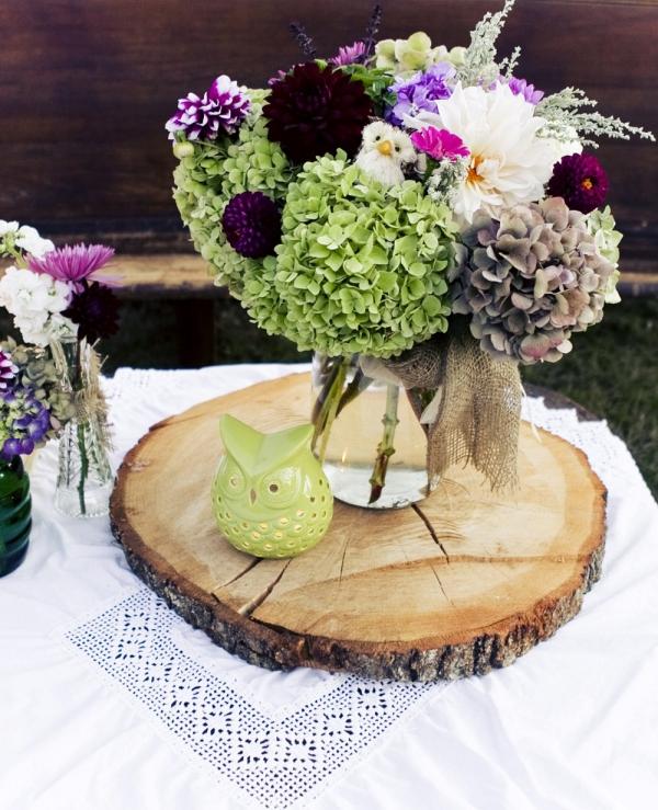 Kvetinová ozdoba na jeseň-drevená disková-keramická figúrka sovy orla sviatočný stôl-dekor-rustikálne-sklenené džbány-kytica-uhu-figúrka