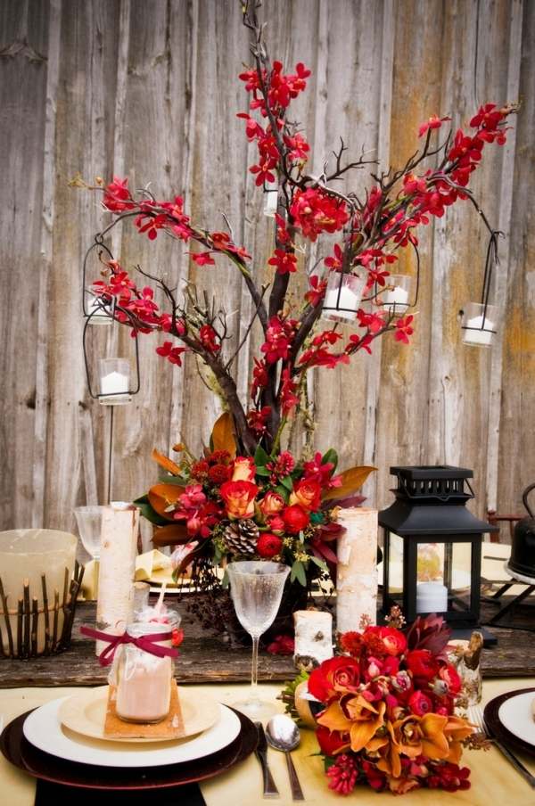 Nápady na jesennú výzdobu slávnostných stolov - pri zvláštnych príležitostiach - kytice kvetov Skvelé-dekorácie-nápady-jeseň-sviatočne-prestreté-stoly-špeciálne-príležitosti-rozkvitnuté-konáre