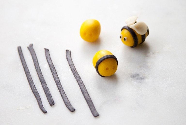 Včelí koláč Maya lahodný prekvapivý chuťový recept fondánová ozdoba na koláč