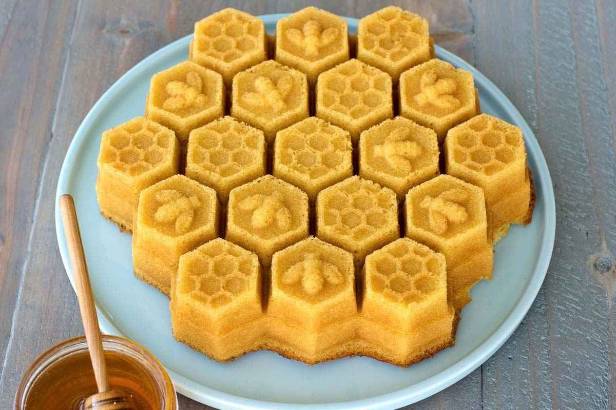 Včelia torta Maya pripravte koláč a upečte ho