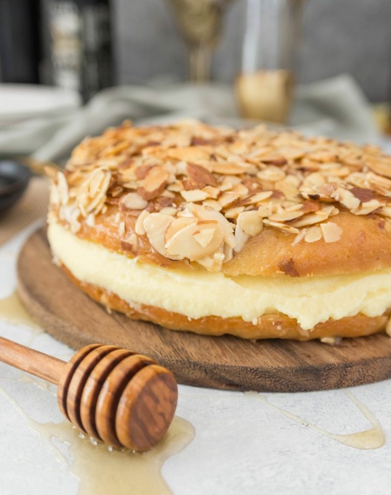 Upečte si klasický koláč sami, mandľový koláč s vanilkovou plnkou a medový koláč