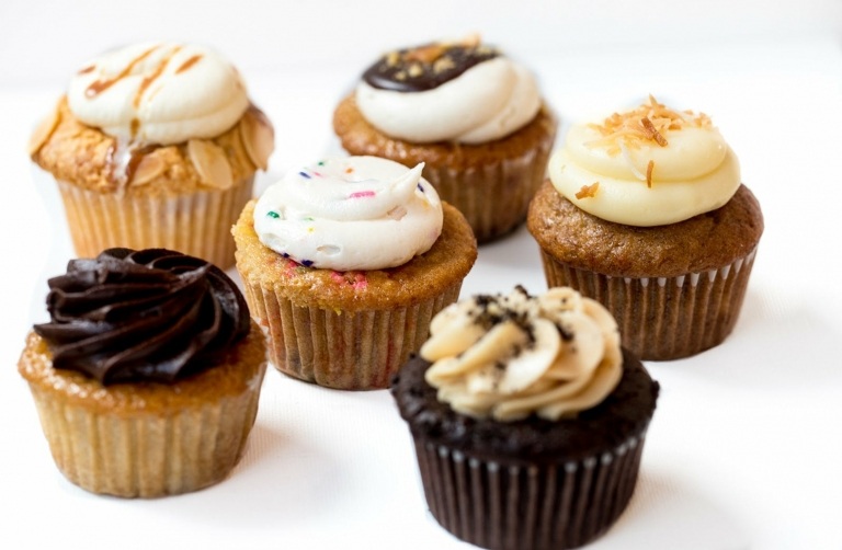 Recept na včelie bodnutie cupcakes vanilkové mrazivé muffiny čokoládové mandle