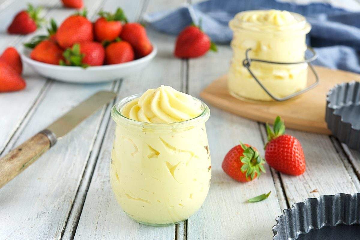 Jahodový koláč v pohári bez pečeného vanilkového krému s medovým dezertom s nízkym obsahom sacharidov