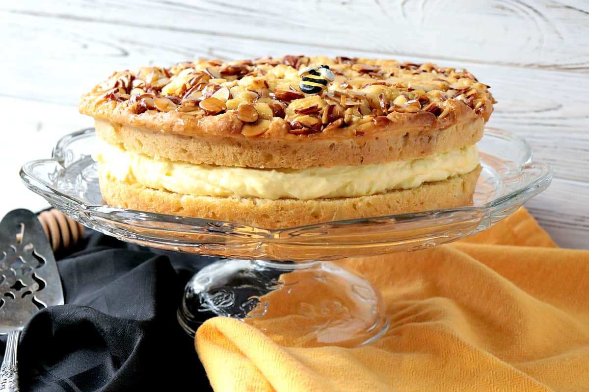 Bienenstich klasický jednoduchý vanilkový plnkový mandľový koláč s medom zdravým nízkokalorickým dezertom