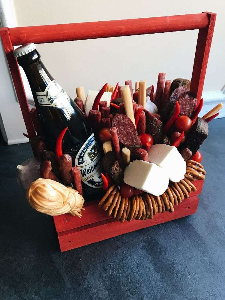 vlastnoručne vyrobte pivné darčeky nádoby na pivo s báječnými pivnými fľašami pivné darčeky slané sušienky okusujú syrové nibble