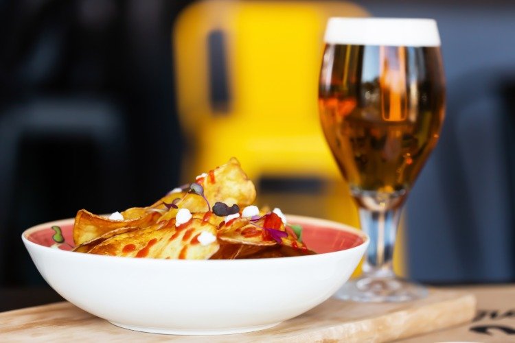 vychutnajte si pohár pils piva s tortillovými lupienkami