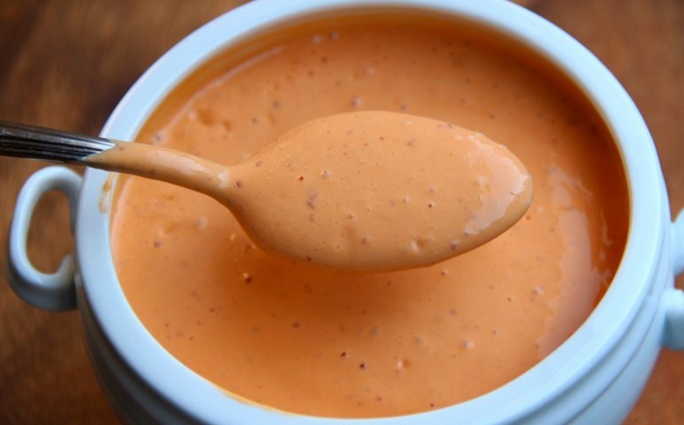 Lahodná hamburgerová omáčka Big Mac veľký mac šalátový dresing-krémová-majonéza-paprika-kyslá uhorka-kari