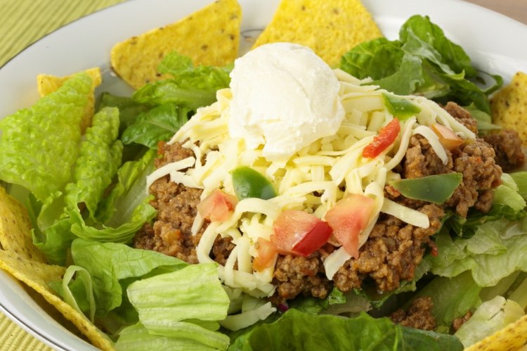 Šalát Big Mac bez chleba podávaný s nachos big-mac-šalát-mleté-mäso-vyprážané-nachos-tanier-paprika-syr-strúhaný-ľadový šalát-creme-fraiche