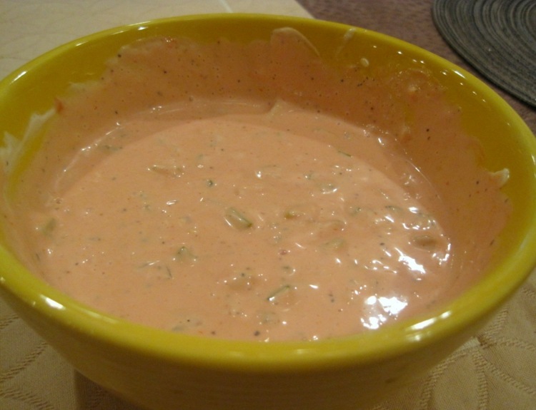 Big Mac dresing s kyslou uhorkou a majonézou big-mac-šalát-omáčka-dresing-horčica-paprika-kari-majonéza-kyslé uhorky-paradajkový pretlak