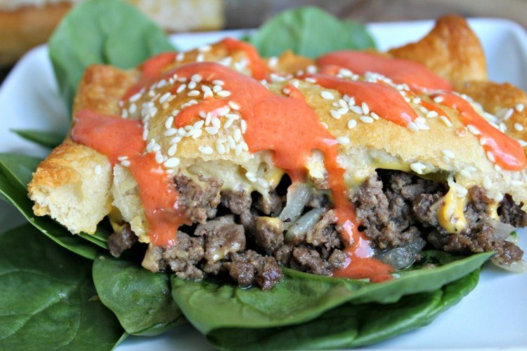 Šalát Big Mac podávaný na špenáte big-mac-šalát-kastról-list-hlávkový šalát-ľadový špenátový záhon-sezamová-žemľová dressing-paradajková cibuľa