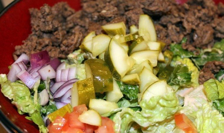 Nakrájanú zeleninu a vyprážané mleté mäso big-mac-šalát-prísady-ľadový šalát-kyslé uhorky-cibuľa-paradajky-mleté mäso-vyprážané