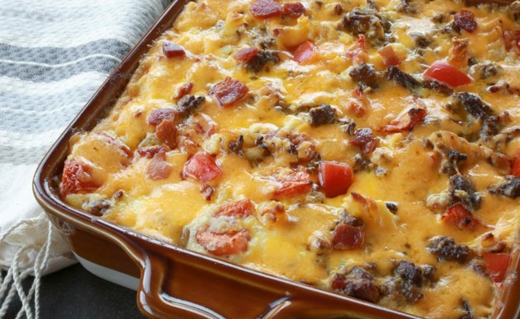 Lahodný kastról s množstvom taveného syra big-mac-šalát-syr-paradajky-mleté-mäso-kastrol-omáčka-kastrol-pečený