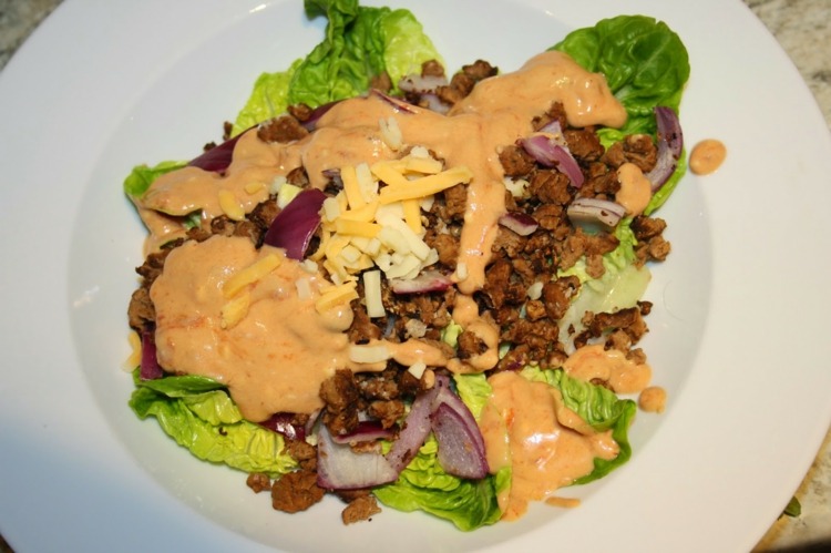 Big Mag šalát s čerstvým šalátom a orestovaným mletým mäsom big-mac-šalát-tanier-ľadový šalát-cibuľová omáčka-majonéza-gouda-tyčinky-spracovaný syr