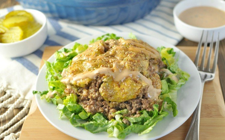 Big Mac šalát pekne prezentovaný na tanieri veľký mac šalát nízkokalorická nakladaná uhorka-plátky-sezamový dresing-vidlička-omáčka na dosku