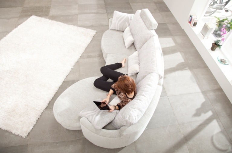 Veľká pohovka, neutrálna farba, obývačka, nápady pre domov, Afrika