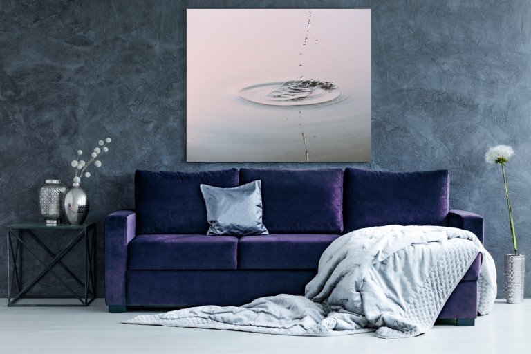 Zavesením obrázku nad pohovku si všimnite výšku