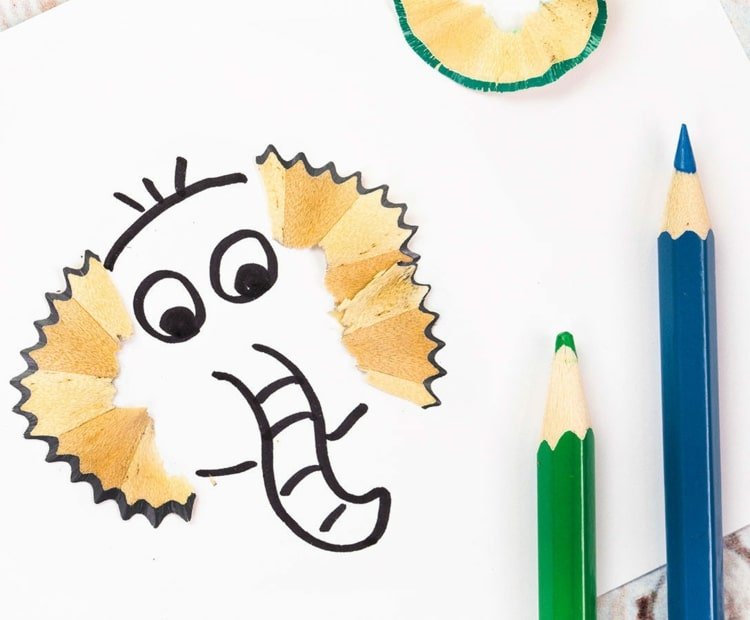 Vtipný slon s chobotom a veľkými drevenými ušami