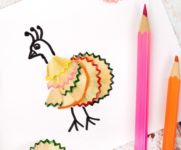 Malý vtipný páv maľovaný a cinkaný niekoľkými ťahmi