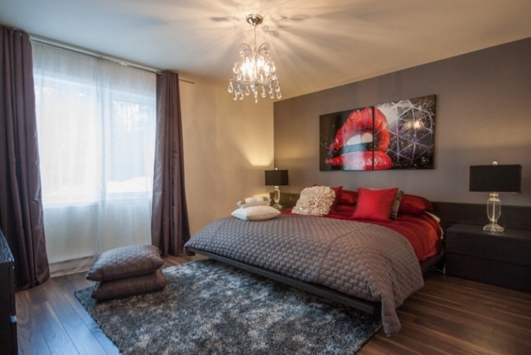 Obrázky-spálňa-červené-pery-stena-šedá