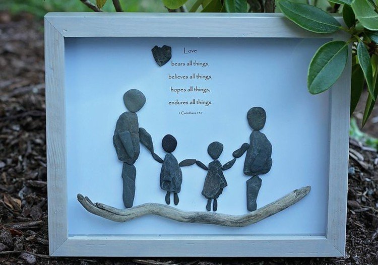 nápis na obrázku-kamene-rodina-dizajn-otec-matka-deti