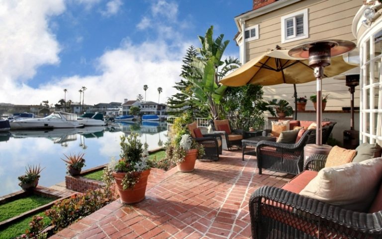 dizajn terasy stredomorský slnečník ratanový nábytok jazerná rastlina