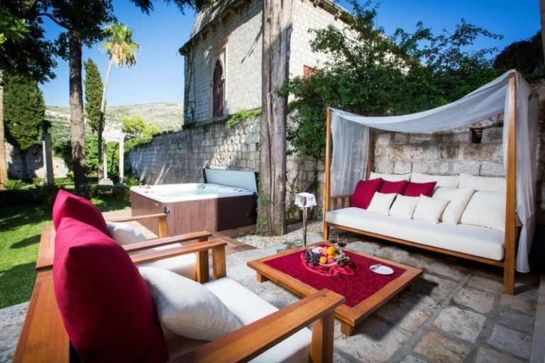 obrázky romantický dizajn terasy gauč baldachýn posteľ biely bobule konferenčný stolík drevo