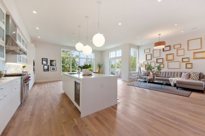 priestranná obývačka s kuchyňou - prázdne zlaté rámy na obrazy nad pohovkou Rámová dekorácia-nápady-obývačka-zlatý rám-otvorený-obývací priestor