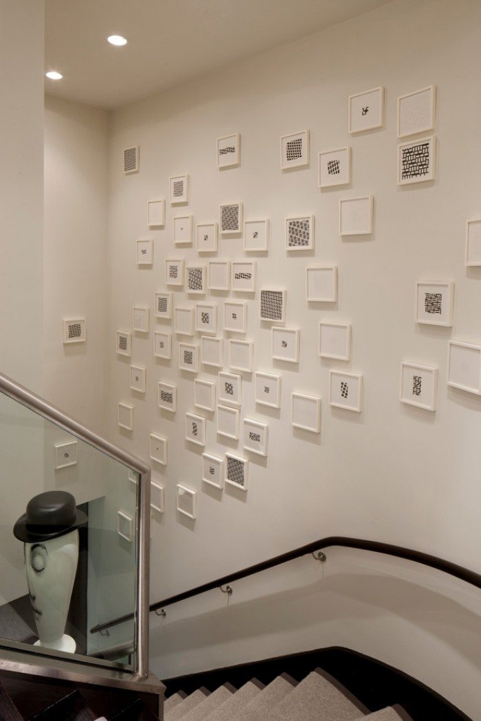 minimalistická dekorácia na stenu s malými bielymi rámami na obrázky deko-nástenné-schody-malé-biele-rámy na obrázky