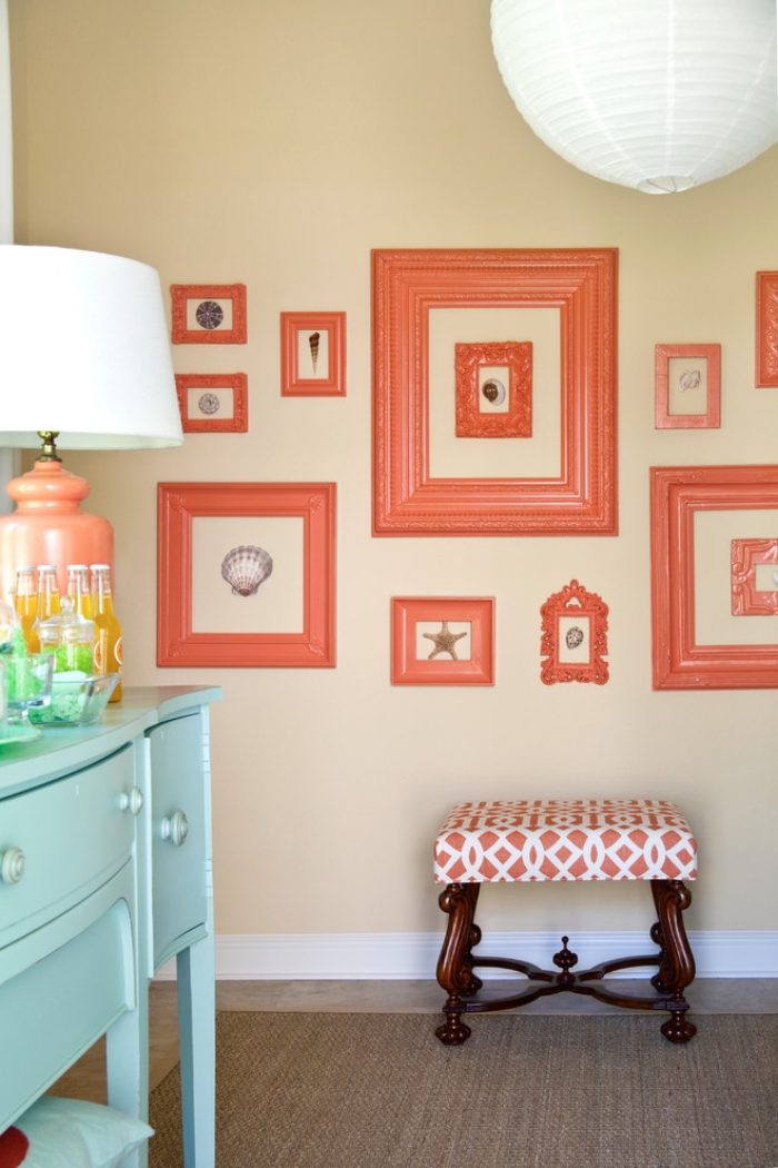 prázdny rám maľovaný koralom zdobený mušľami koralová farba-rám-dekorácia-aqua-komoda