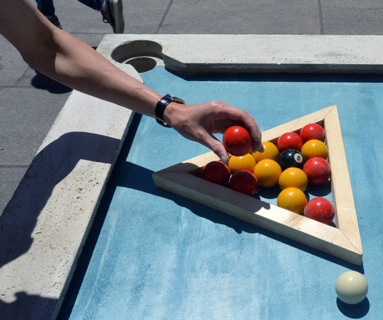 Betónový biliardový stôl s dostatočnou hracou plochou Biliardový stôl-betón-moderný-inovatívny-projekt-nový