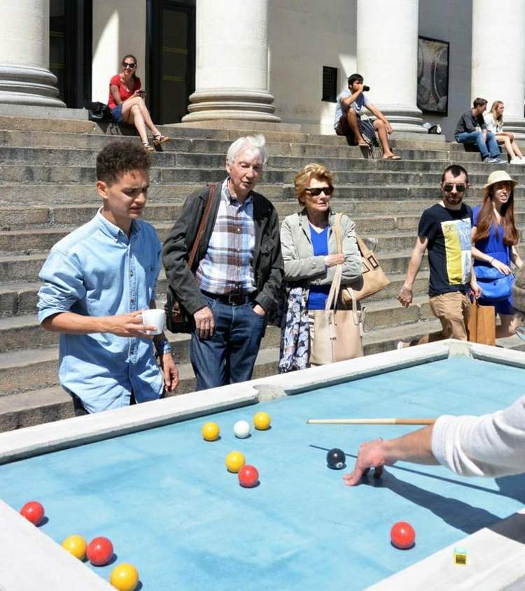 Biliard pred divadlom vo francúzskom meste Nantes Biliardový stôl-betón-verejná plocha-odolný voči poveternostným vplyvom