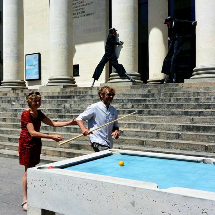 Biliardový stôl vonku - nový inovatívny projekt z Francúzska Biliardový stôl-betón-moderný-verejný priestor-hra