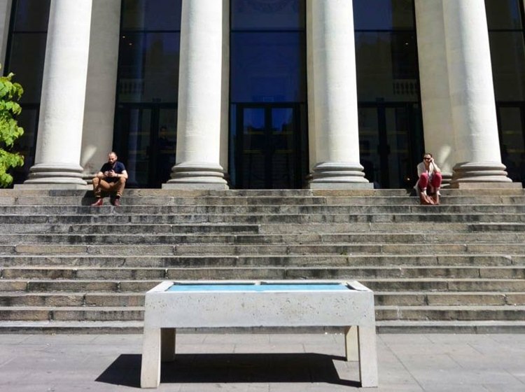 Betónový biliardový stôl pred vchodom do divadla Biliardový stôl-betón-projekt-inovatívny-praktický