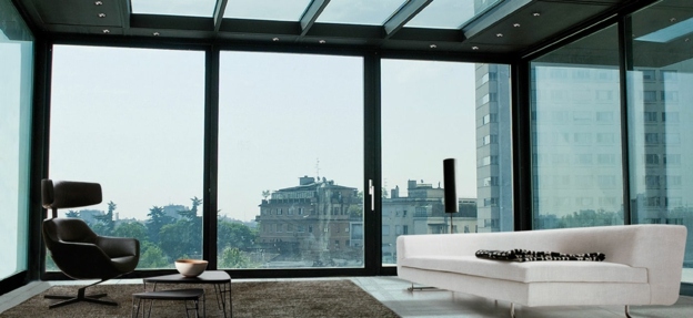 Architektúra s veľkými oknami zaisťuje v zime teplo bio klimatická architektúra obývacia izba okno slnečné svetlo strecha