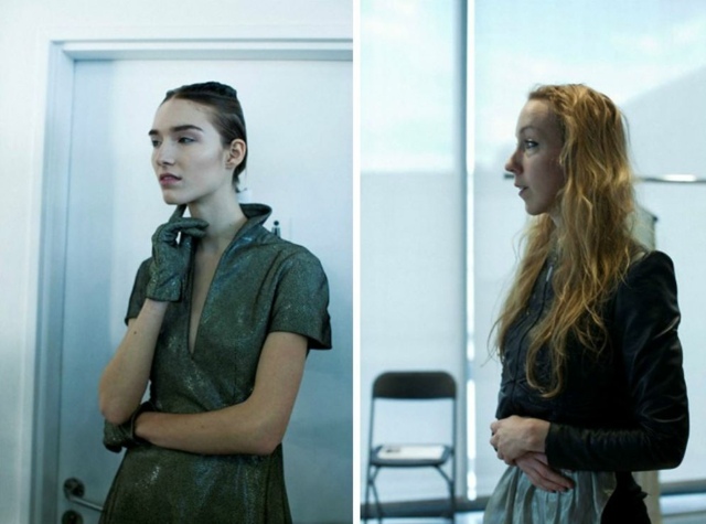 moderné oblečenie od Iris van Herpen s rukavicami pripnutými vlasmi vlnité vlasy