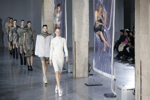 šou sa začína modelkami na móle Modely na móle