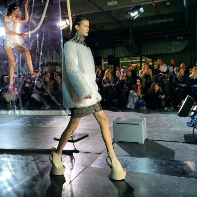 Zimná kolekcia od Iris van Herpen biela top zimná kolekcia